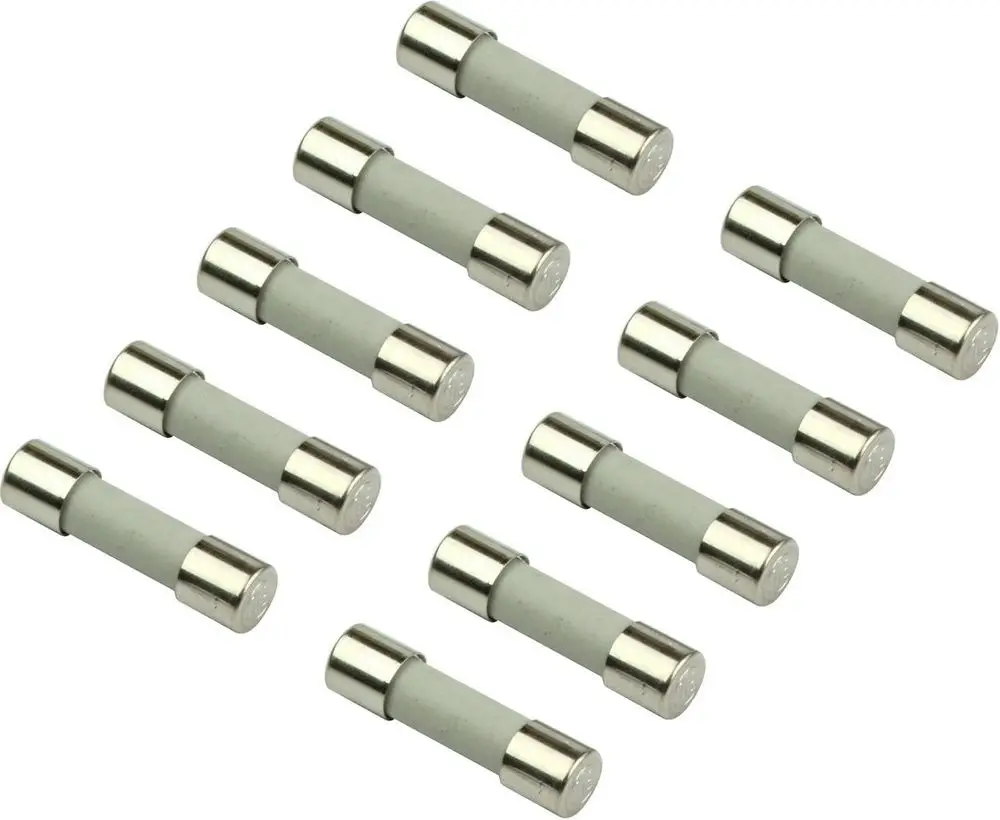 Mehrere Sicherungseinsätze von Bosch, zylindrische Form mit metallischen Enden, auf einer hellen Oberfläche angeordnet.